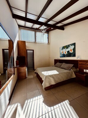 Exclusive Double or Twin Room, Pool View | Bar mini, peti besi dalam bilik, dihias secara berasingan 