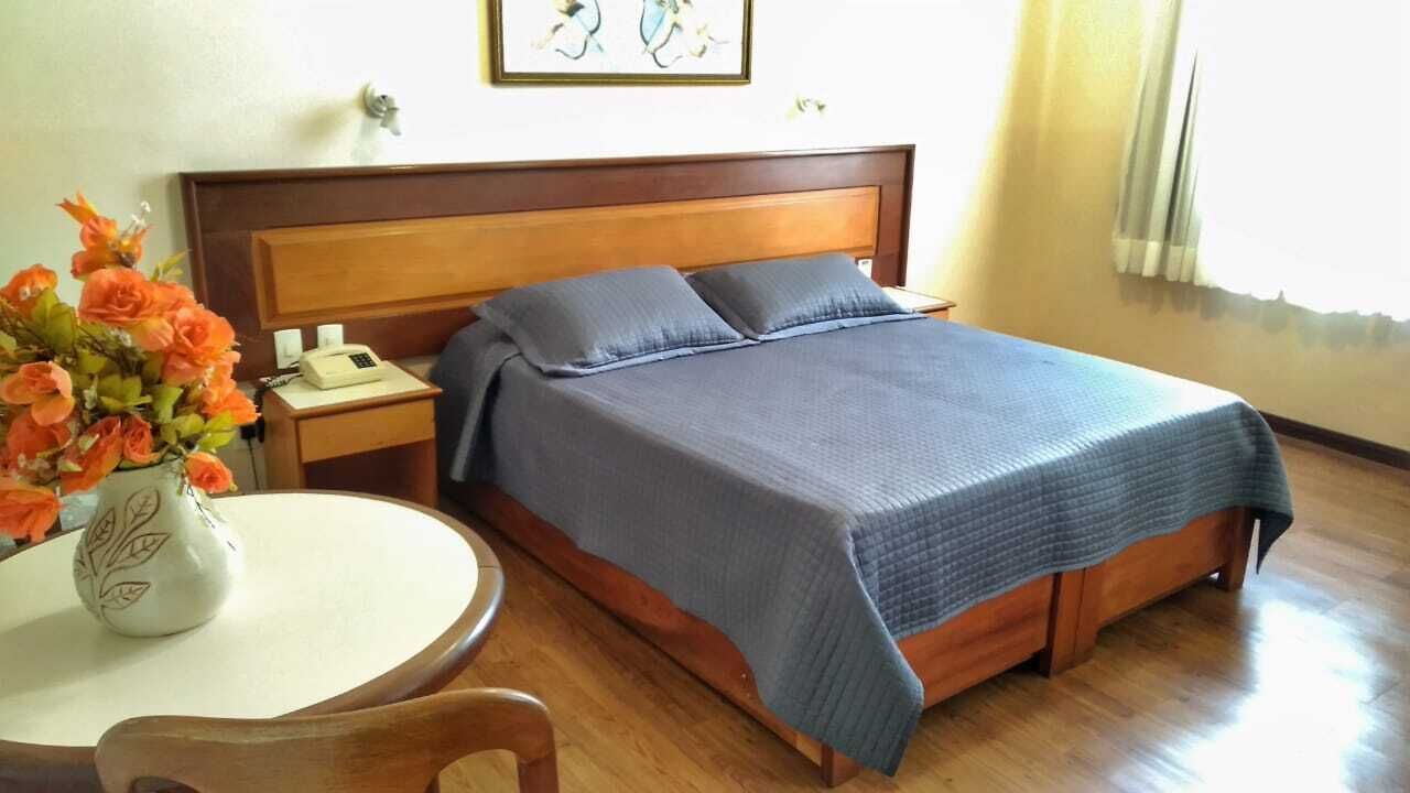 Minibar, caja de seguridad en la habitación y decoración personalizada 