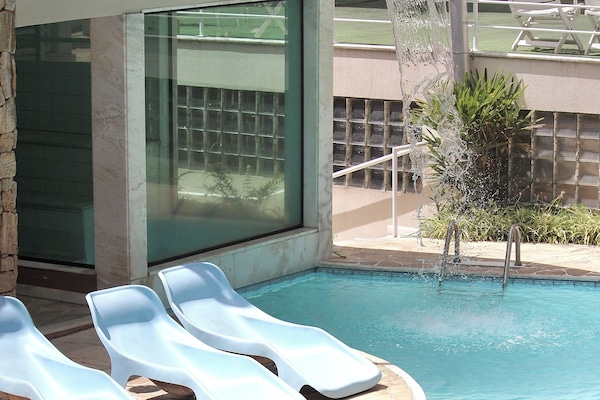 Piscina a l'aire lliure, para-sols i gandules