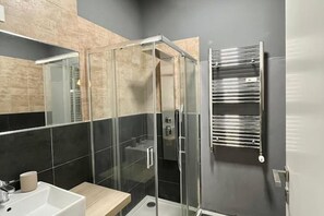 Shower, hair dryer, bidet, towels - City Life Apartment (Milano)