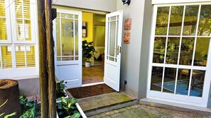 Studio, 1 soverom, terrasse, hageutsikt | Inngang