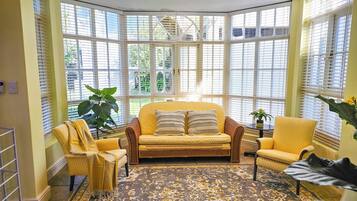 Studio, 1 Bedroom, Patio, Garden View | Living area