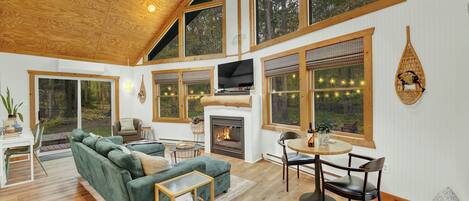 Smart TV, chimenea y libros