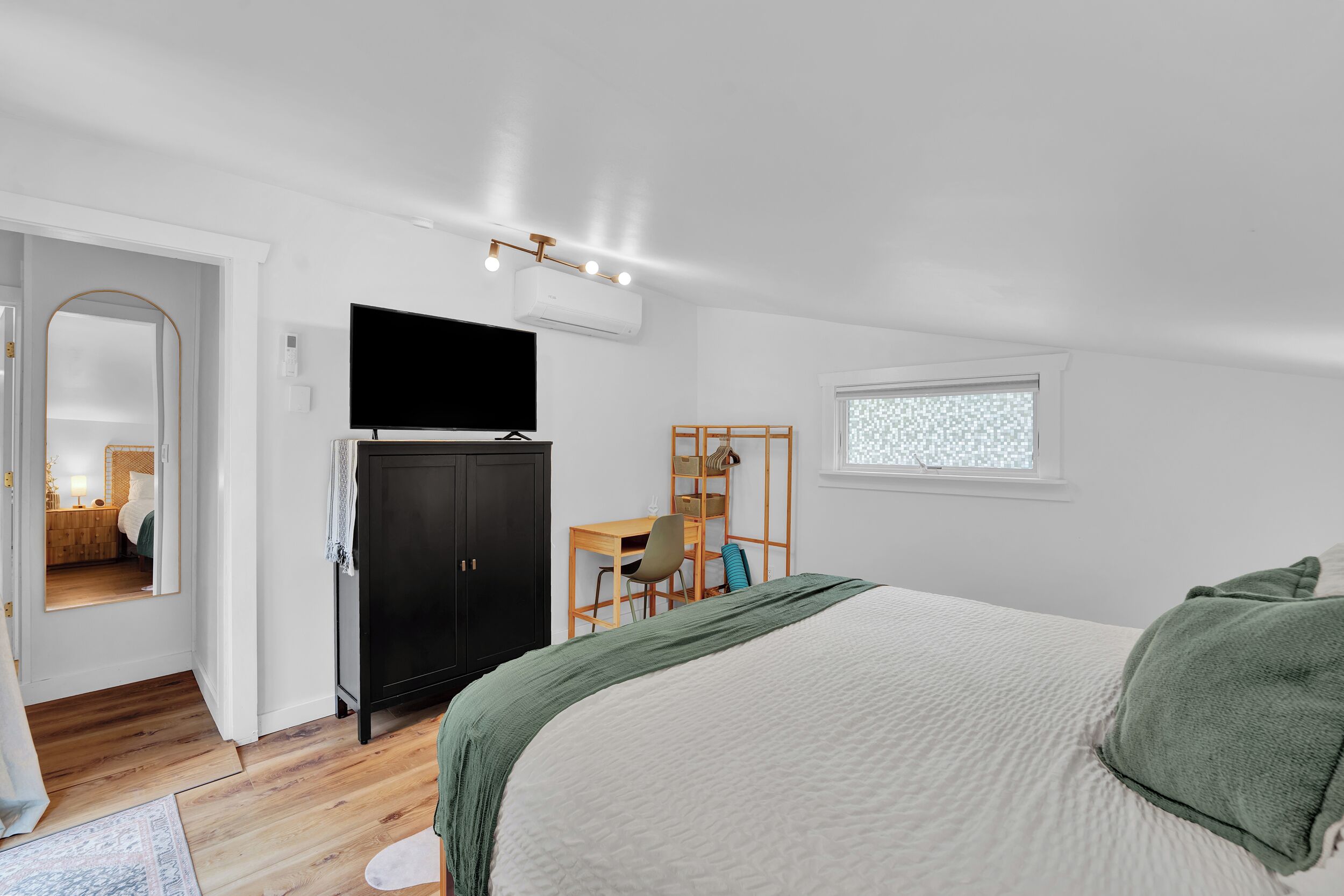 2 bedrooms, desk, iron/ironing board, travel crib