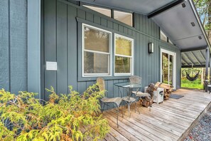 Outdoor dining - 2 Full Baths, Fireplace, Steps to Lake, In Woods (Tobyhanna)