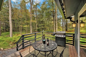 Outdoor dining - 2 Full Baths, Fireplace, Steps to Lake, In Woods (Tobyhanna)