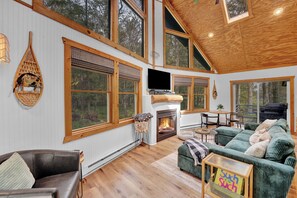 Smart-TV, Kamin, Bücher