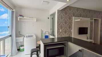 Apartamento básico | Área de estar | Smart TV 32 polegadas com canais digitais, Netflix