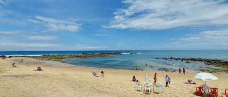 Una playa cerca, arena blanca
