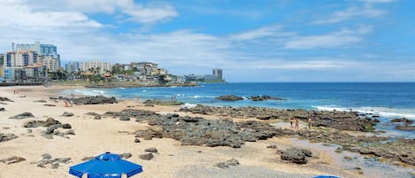 بالقرب من الشاطئ، رمال بيضاء