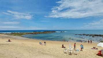 In Strandnähe, weißer Sandstrand