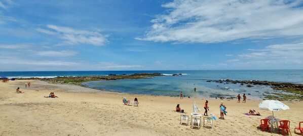 Perto da praia, areia branca 