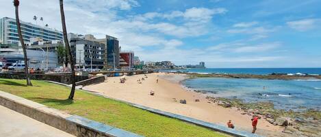 Pantai di sekitar dan pasir putih