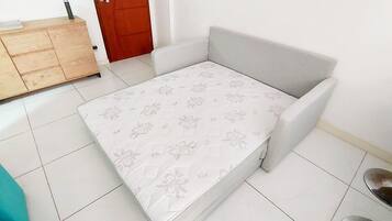 Apartamento básico | Área de estar | Smart TV 32 polegadas com canais digitais, Netflix