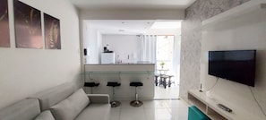 Basic Apartment | Living area | 32-inch Smart TV with digital channels, Netflix, streaming services - COOND0100 - Edifício Solarius (Salvador)