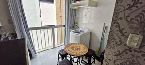 Departamento básico | Área de sala de estar | Smart TV de 32 pulgadas con canales digitales y Netflix 