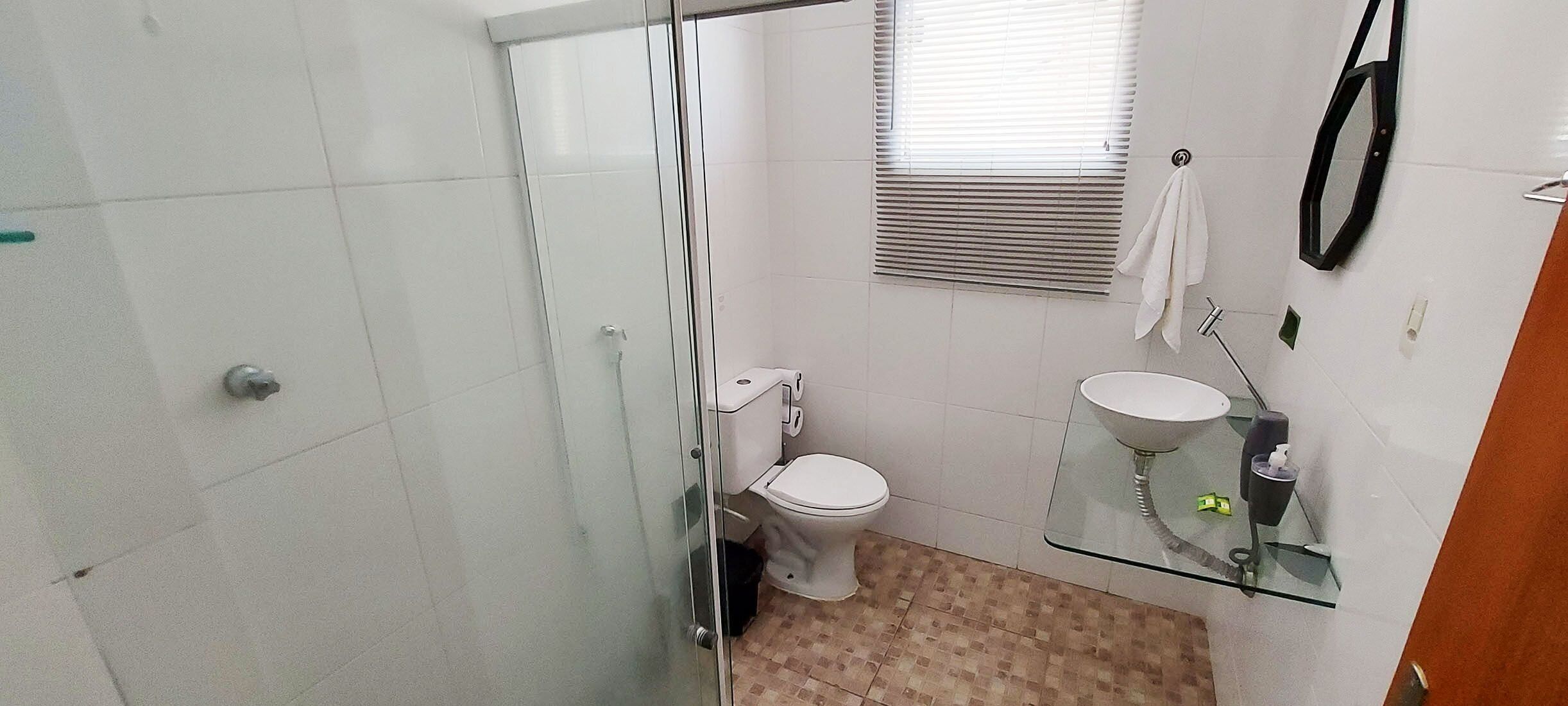 Apartamento básico | Banheiro | Chuveiro, toalhas de banho, sabonete 