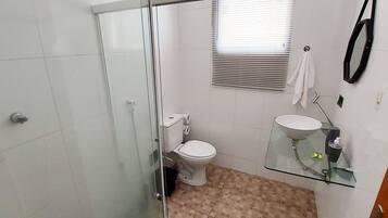 Apartamento básico | Banheiro | Chuveiro, toalhas de banho, sabonete