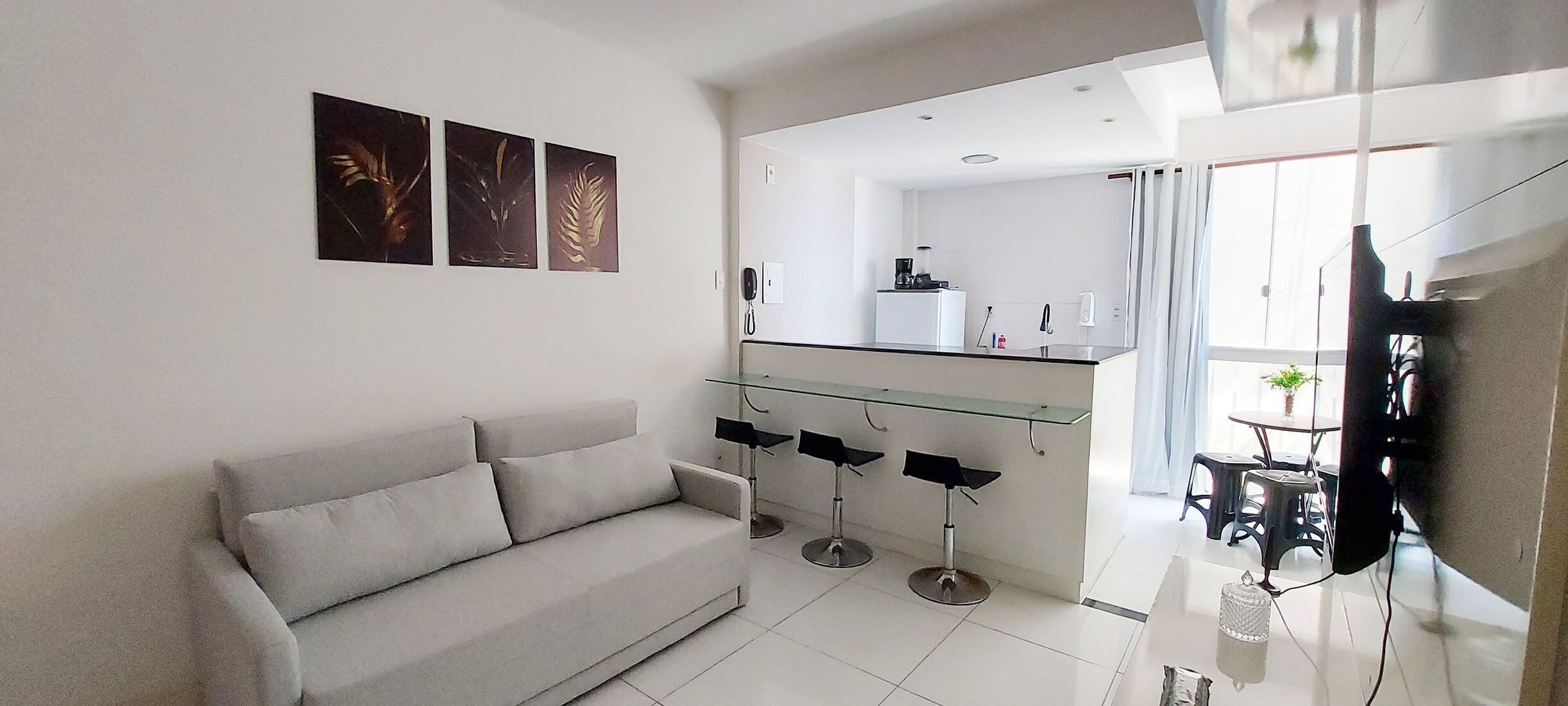 Basic-Apartment | Wohnbereich | 32-Zoll-Smart-TV mit Digitalempfang, Netflix, Streaming-Dienste