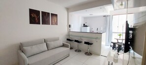 Apartamento básico | Área de estar | Smart TV 32 polegadas com canais digitais, Netflix