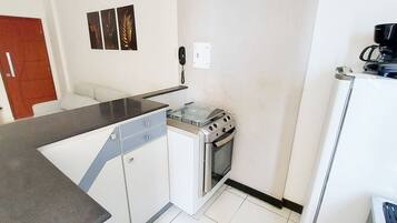 Apartamento básico | Cozinha privada | Geladeira, micro-ondas, fogão, cafeteira/chaleira