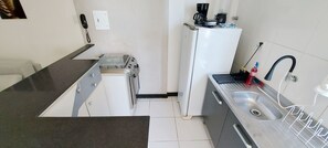 Apartamento básico | Cozinha privada | Geladeira, micro-ondas, fogão, cafeteira/chaleira