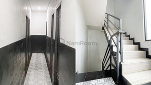 Una scala moderna con ringhiere nere e piastrelle decorative.