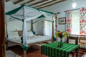 6 bedrooms, desk, iron/ironing board, WiFi