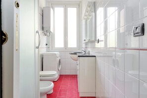 Standard Apartment | Bathroom | Heated floors - JOIVY Cosy flat near Montanelli Gardens (Milan)