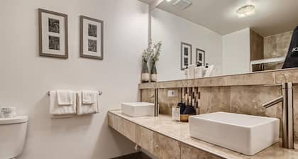 2 King Suite w/ Private Bedroom in Boutique Mtn Motel