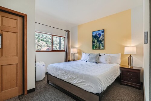 2 King Suite w/ Private Bedroom in  Boutique Mtn Motel