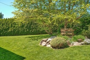 Property grounds - Comfortable and spacious apartment with garden (Tiefgraben)