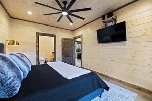 4 bedrooms, iron/ironing board, WiFi, bed sheets