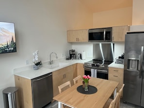 Microwave, oven, stovetop, dishwasher - Modern Duplex, Centrally Located (Missoula)