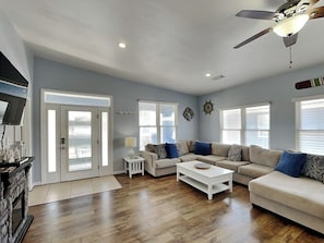 TV - Poseidon Palace – Dog-Friendly Beach Retreat in Fort Morgan! (Gulf Shores)