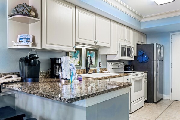 Réfrigérateur, micro-ondes, four, plaque de cuisson