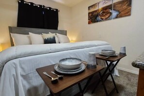 2 bedrooms, desk, WiFi, bed sheets - Grand Canyon Studio w/Full Kitchen & King Bed (Williams)