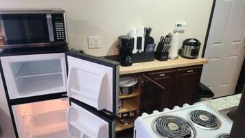 Microondas, horno, placa de cocina y cafetera o tetera