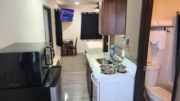 Microondas, horno, placa de cocina y cafetera o tetera