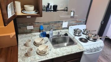 Microondas, horno, placa de cocina y cafetera o tetera