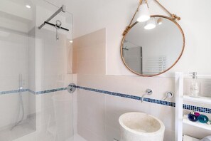 Douche, sèche-cheveux, bidet, serviettes fournies