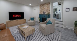 Smart TV y chimenea 