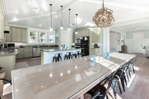 Fridge, microwave, oven, stovetop - New Decks and Pool area, 100 yrds to beach, parking for 12 cars (Miramar Beach)