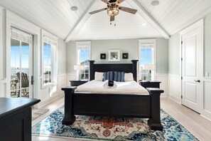 5 bedrooms, iron/ironing board, free WiFi, bed sheets - New Decks and Pool area, 100 yrds to beach, parking for 12 cars (Miramar Beach)