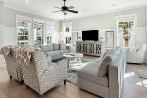 TV - New Decks and Pool area, 100 yrds to beach, parking for 12 cars (Miramar Beach)