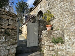 المنطقة المحيطة بالمنشأة