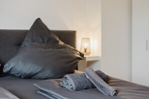 2 bedrooms, desk, WiFi, bed sheets