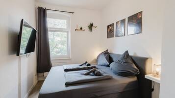 2 bedrooms, desk, WiFi, bed sheets