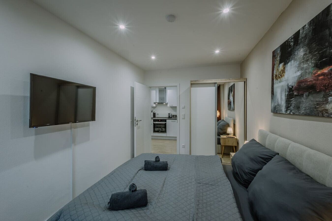 2 bedrooms, desk, WiFi, bed sheets