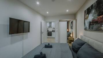 2 bedrooms, desk, WiFi, bed sheets
